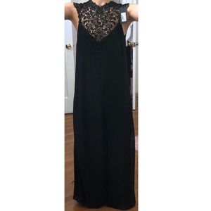Stunning lace maxi dress 🖤